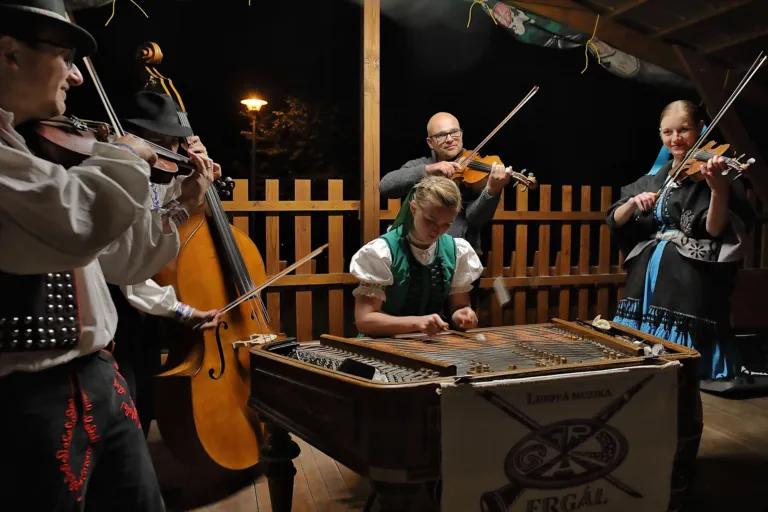 Wieczór z muzyką przy ognisku – zdjęcie 1